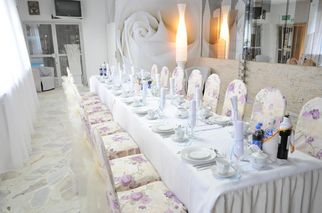 Acwador Hotel Pleszew Kültér fotó