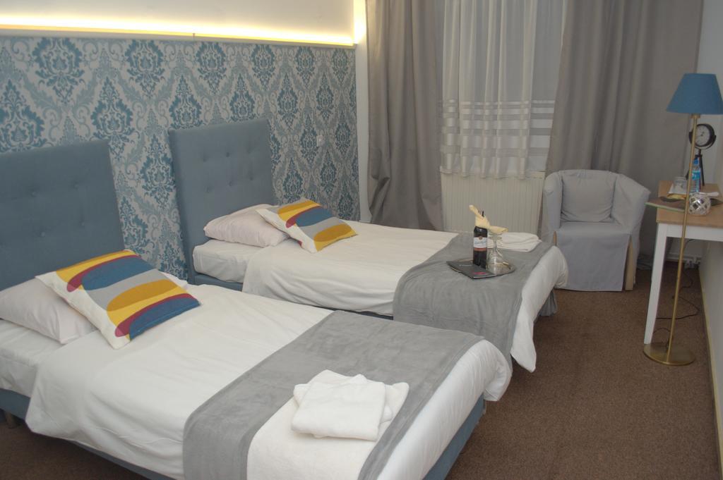 Acwador Hotel Pleszew Kültér fotó