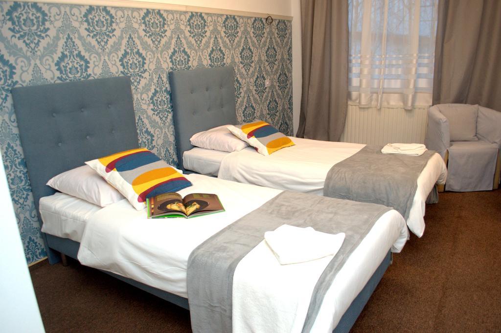 Acwador Hotel Pleszew Kültér fotó
